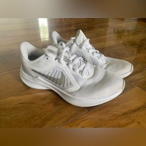 Women’s white Nikes size 7.5